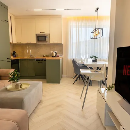 Апартамент Complex Bella With Free Parking,jacuzzi,bbq