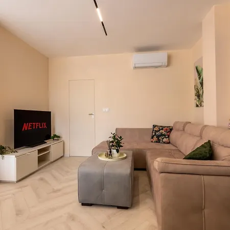 Complex Bella With Free Parking,jacuzzi,bbq Апартамент
