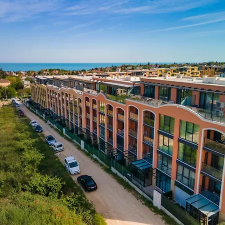Апартамент Complex Bella With Free Parking,jacuzzi,bbq