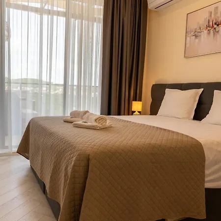 Апартамент Complex Bella With Free Parking,jacuzzi,bbq