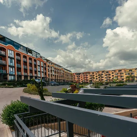 Апартамент Complex Bella With Free Parking,jacuzzi,bbq *