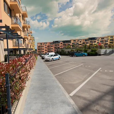 Апартамент Complex Bella With Free Parking,jacuzzi,bbq